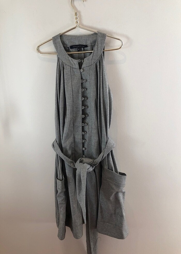 Gri kolsuz şort tulum ön düğmeli kemerli önde cepli bol kesim - Görsel 4