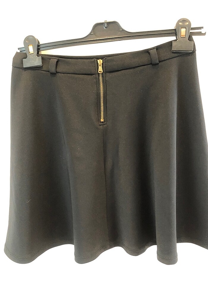 Siyah volanlı kısa etek arka fermuarlı ve kemer detaylı Stradiva - Görsel 3