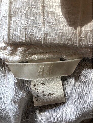 HM kendinden desenli beyaz kayık yakası kalın lastikli yarı uzun - Görsel 5