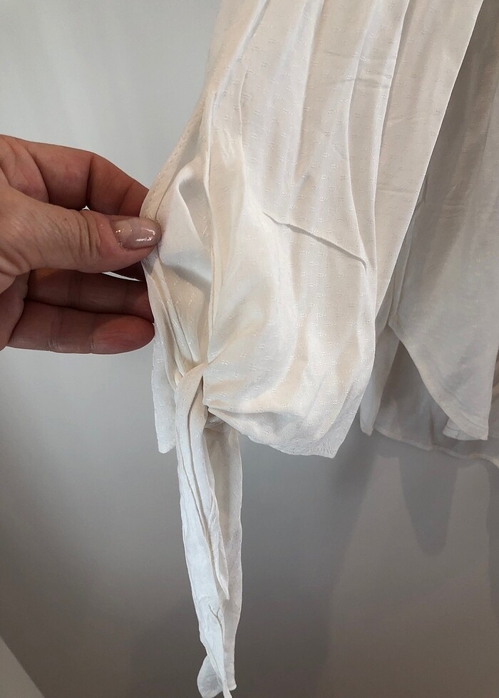 HM kendinden desenli beyaz kayık yakası kalın lastikli yarı uzun - Görsel 2