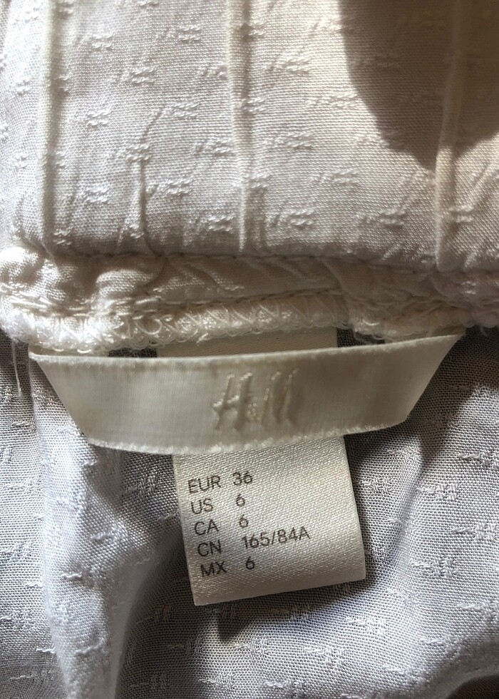 HM kendinden desenli beyaz kayık yakası kalın lastikli yarı uzun - Görsel 5