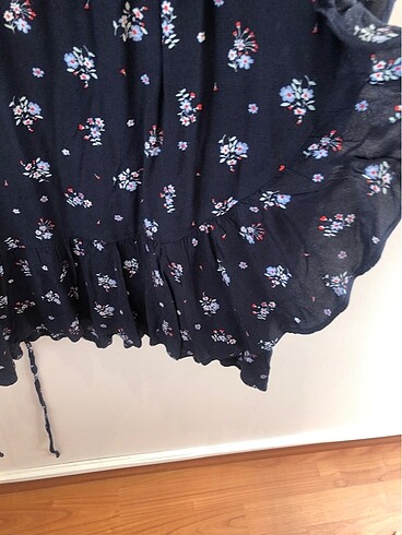 Mango lacivert üzeri çiçek desenli  v yaka yakası ve etek uçları - Görsel 6