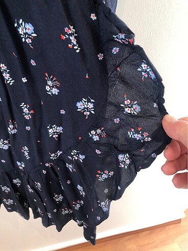 Mango lacivert üzeri çiçek desenli  v yaka yakası ve etek uçları - Görsel 7