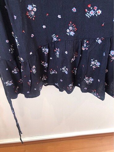 Mango lacivert üzeri çiçek desenli  v yaka yakası ve etek uçları - Görsel 8
