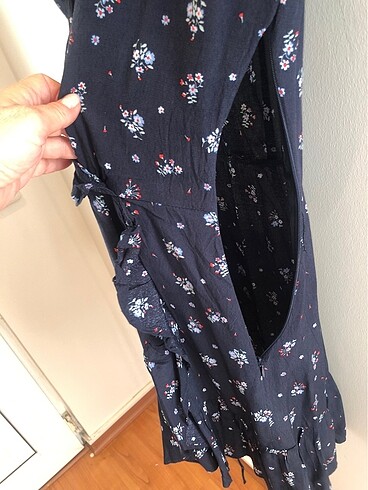 Mango lacivert üzeri çiçek desenli  v yaka yakası ve etek uçları - Görsel 9