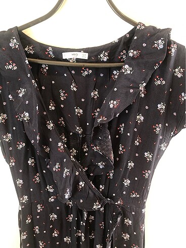 Mango lacivert üzeri çiçek desenli  v yaka yakası ve etek uçları - Görsel 10