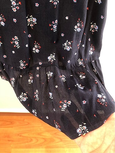 Mango lacivert üzeri çiçek desenli  v yaka yakası ve etek uçları - Görsel 12