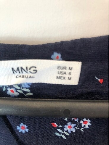 Mango lacivert üzeri çiçek desenli  v yaka yakası ve etek uçları - Görsel 13