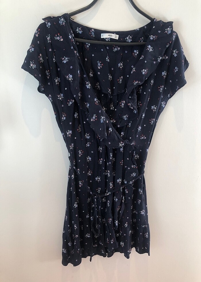 Mango lacivert üzeri çiçek desenli  v yaka yakası ve etek uçları - Görsel 2