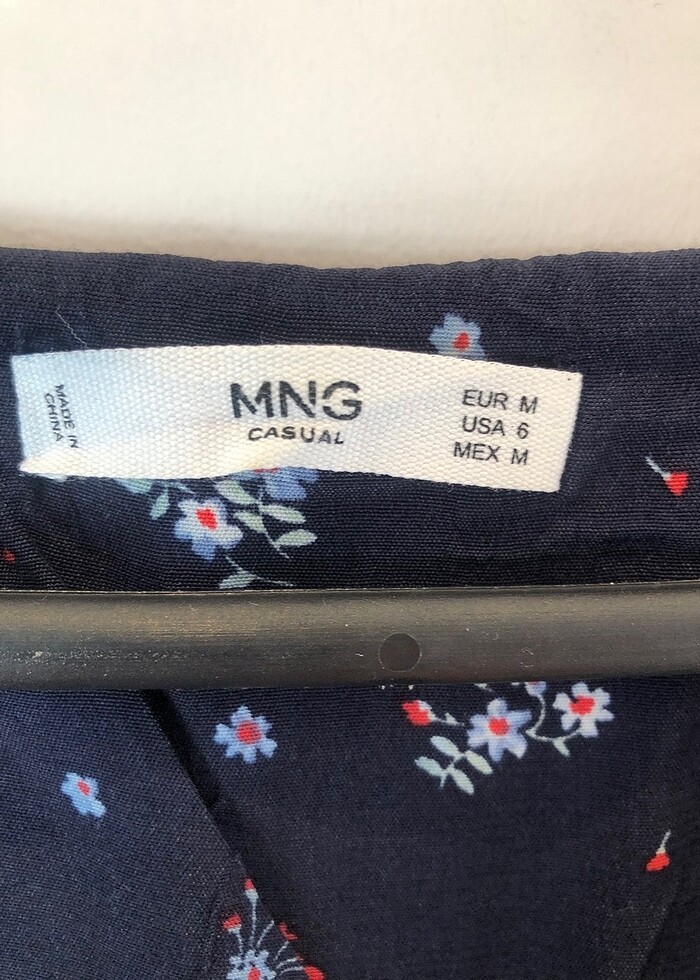 Mango lacivert üzeri çiçek desenli  v yaka yakası ve etek uçları - Görsel 3