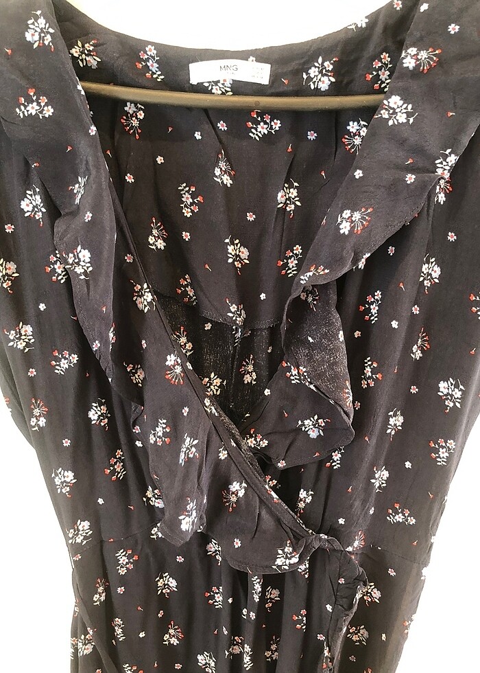 Mango lacivert üzeri çiçek desenli  v yaka yakası ve etek uçları - Görsel 5