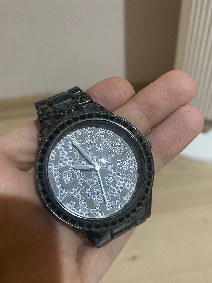 Guess marka orjinal  Gotik Tarz Kadın Kol Saati - Görsel 3