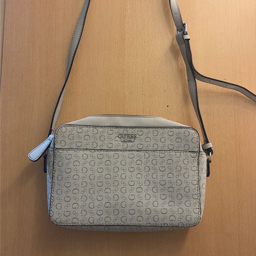 Guess Monogramlı Şık Omuz Çantası — görsel 2/9