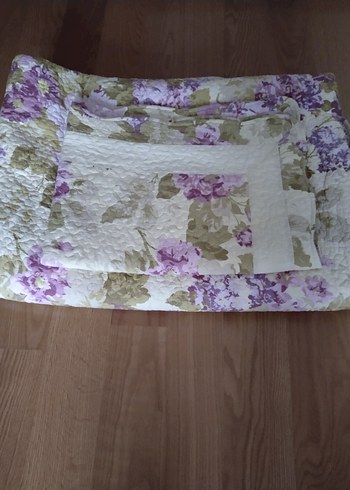 Pastel Mor Çiçek Desenli Yatak Örtüsü