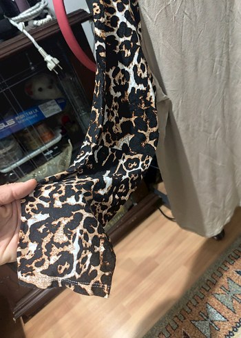 V Yaka Leopar Desenli anneBluzu - Görsel 3