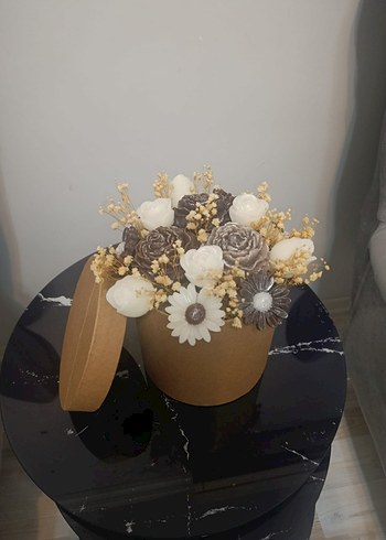 Bej Dekoratif Çiçekli Mum Aranjmanı - Görsel 3