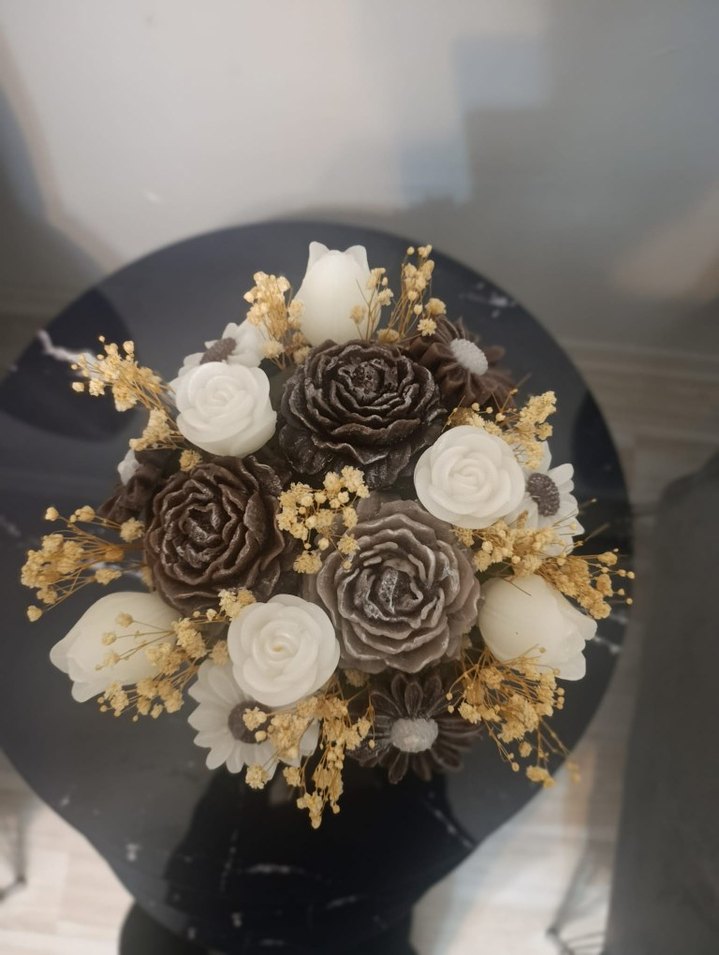 Bej Dekoratif Çiçekli Mum Aranjmanı - Görsel 2