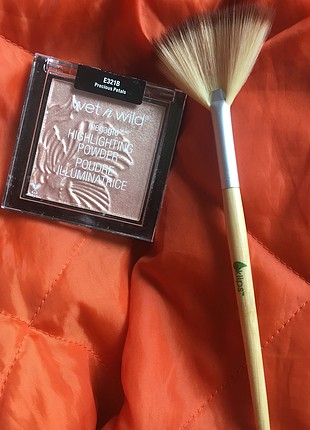 diğer Beden Wet n Wild Aydınlatıcı Ve Eklips Fan Fırça