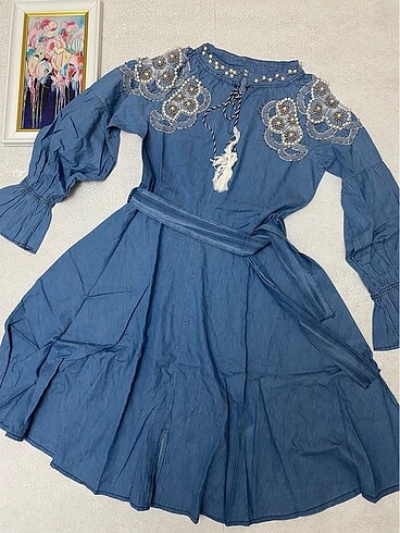 İnci detaylı denim elbise