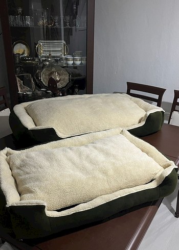 Haki yeşil Kenarlı krem köpek yatağı