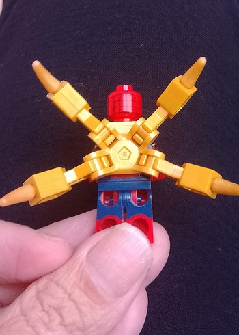 Diğer Kırmızı ve Siyah Lego Süper Kahraman Figürü