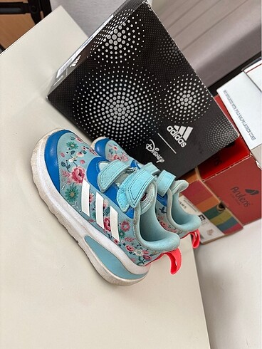 Adidas disney serisi