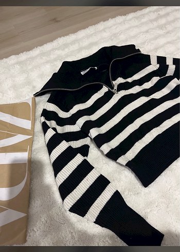 Zara Zebra Desenli Siyah Beyaz V Yaka Örgü Kazak