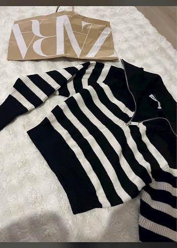 Zebra Desenli Siyah Beyaz V Yaka Örgü Kazak