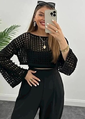 Siyah delikli crop Triko Bluz