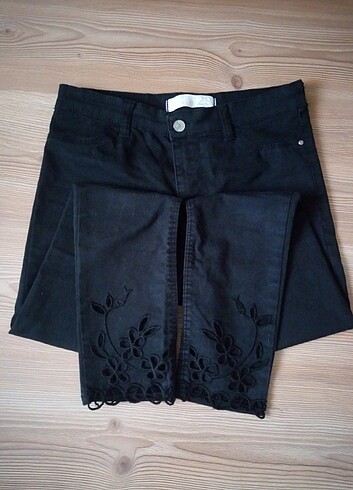 M beden siyah paça detaylı likralı pantolon