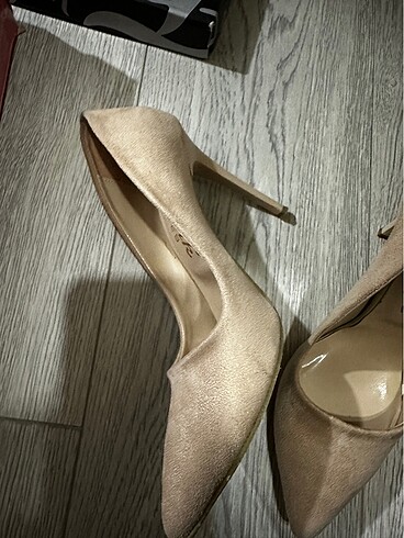 İnce topuk stiletto