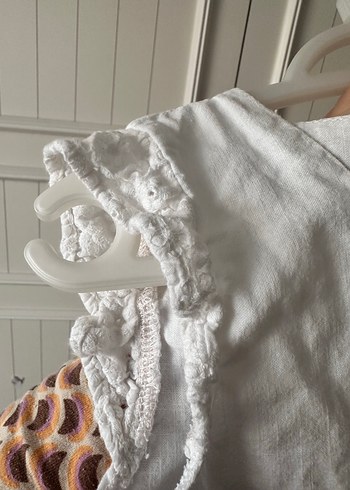 Kız Çocuk Beyaz Keten Düğmeli Bluz - Görsel 4