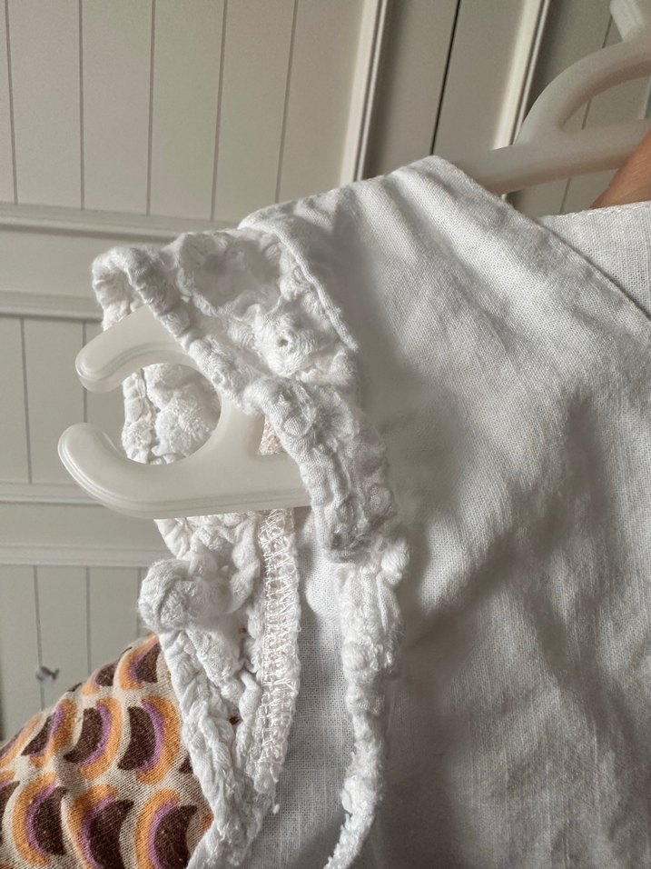 Kız Çocuk Beyaz Keten Düğmeli Bluz - Görsel 4