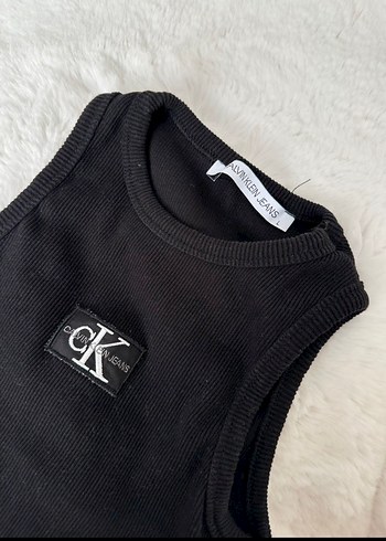 Calvin Klein Siyah Yüksek Yakalı Kolsuz Crop Top