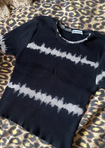 Kısa Kollu Siyah Batik Desenli Kadın Tişört - Görsel 4