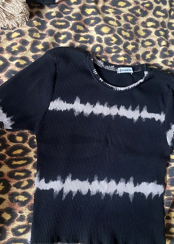 Kısa Kollu Siyah Batik Desenli Kadın Tişört - Görsel 2