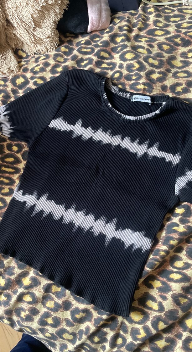 Kısa Kollu Siyah Batik Desenli Kadın Tişört - Görsel 4