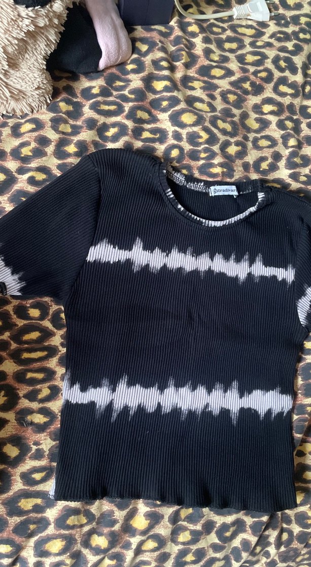 Kısa Kollu Siyah Batik Desenli Kadın Tişört - Görsel 2