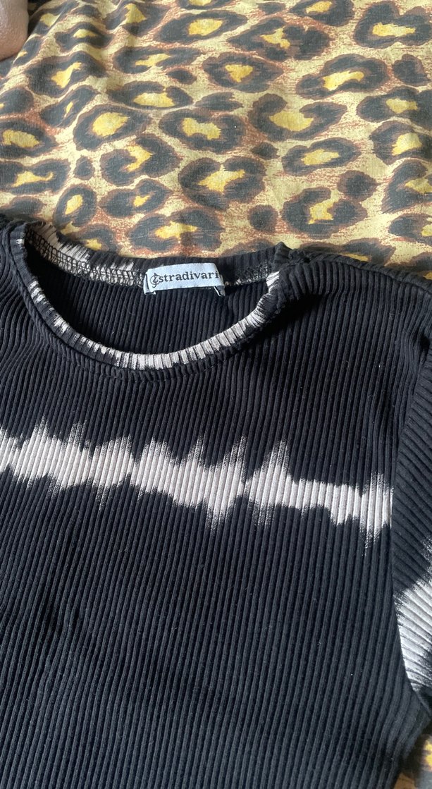 Kısa Kollu Siyah Batik Desenli Kadın Tişört - Görsel 3