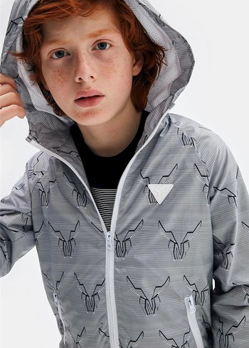 B&G store erkek çocuk yağmurluk etiketlidir