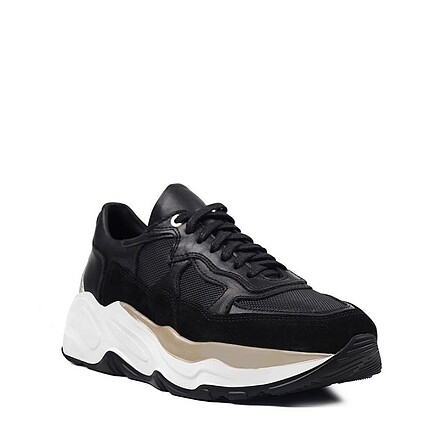 Neslihan Canpolat deri sneakers