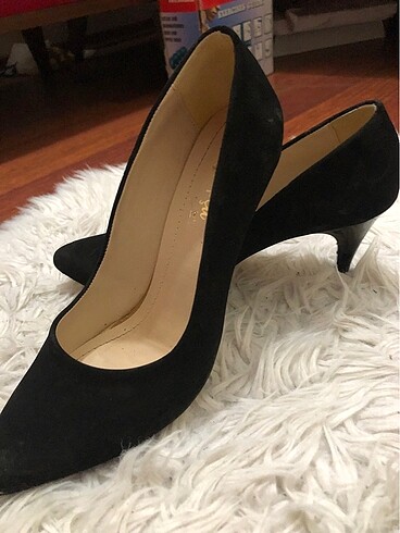 Siyah süet stiletto topuklu ayakkabı.