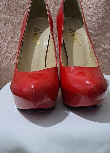 Kırmızı topuklu ayakkabı 