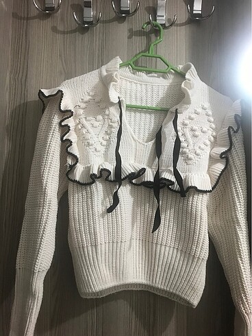 Açıklama Okuyun !!Krem siyah şeritli yaka ve kolları marul yaka 