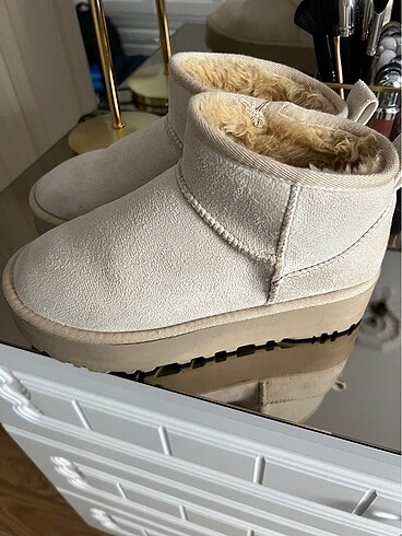 Ugg UGG BOT