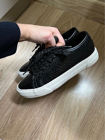 35 Beden siyah Renk BERSHKA SPOR AYAKKABI ZARA MANGO