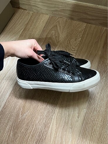 35 Beden BERSHKA SPOR AYAKKABI ZARA MANGO