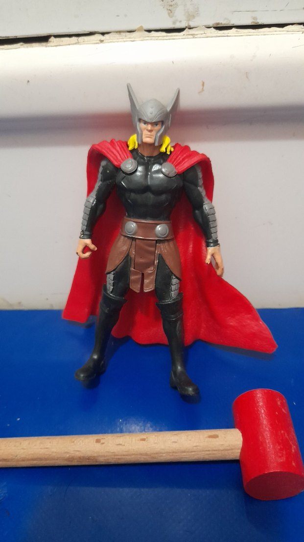 Kırmızı Pelerinli Süper Kahraman Figürü - Görsel 3