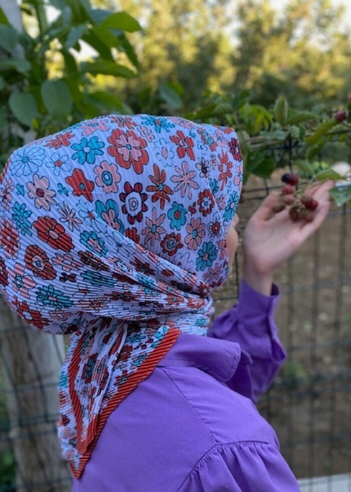 Kiremit rengi pliseli çiçekli eşarp  - Görsel 3