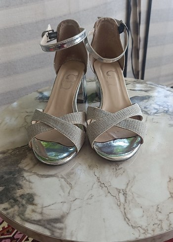 Diger Gri Yılan Desenli Tokalı Kadın Topuklu Ayakkabı